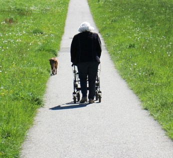 oudere vrouw met rollator (1)